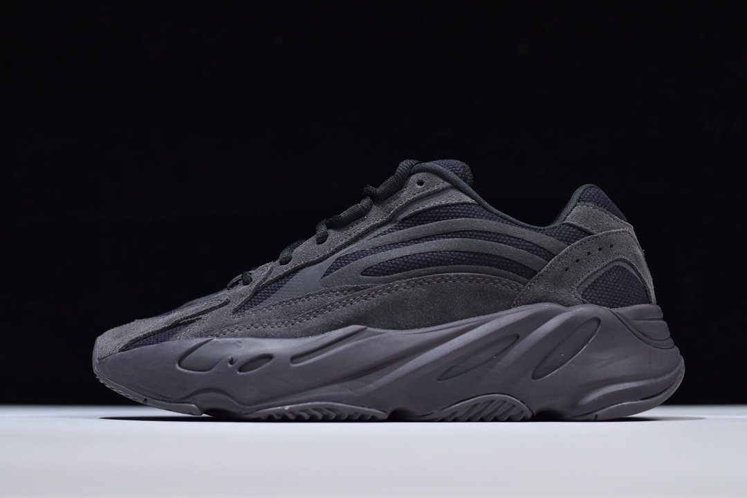 YEEZY 700 V2 “Vanta” 黑魂