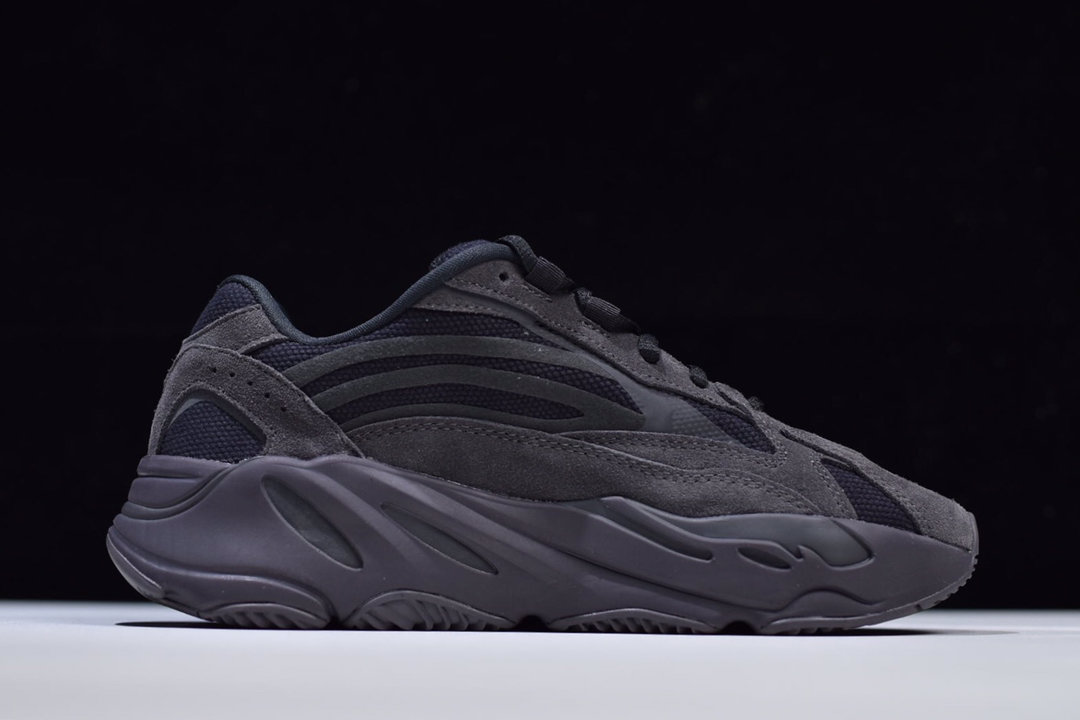 YEEZY 700 V2 “Vanta” 黑魂