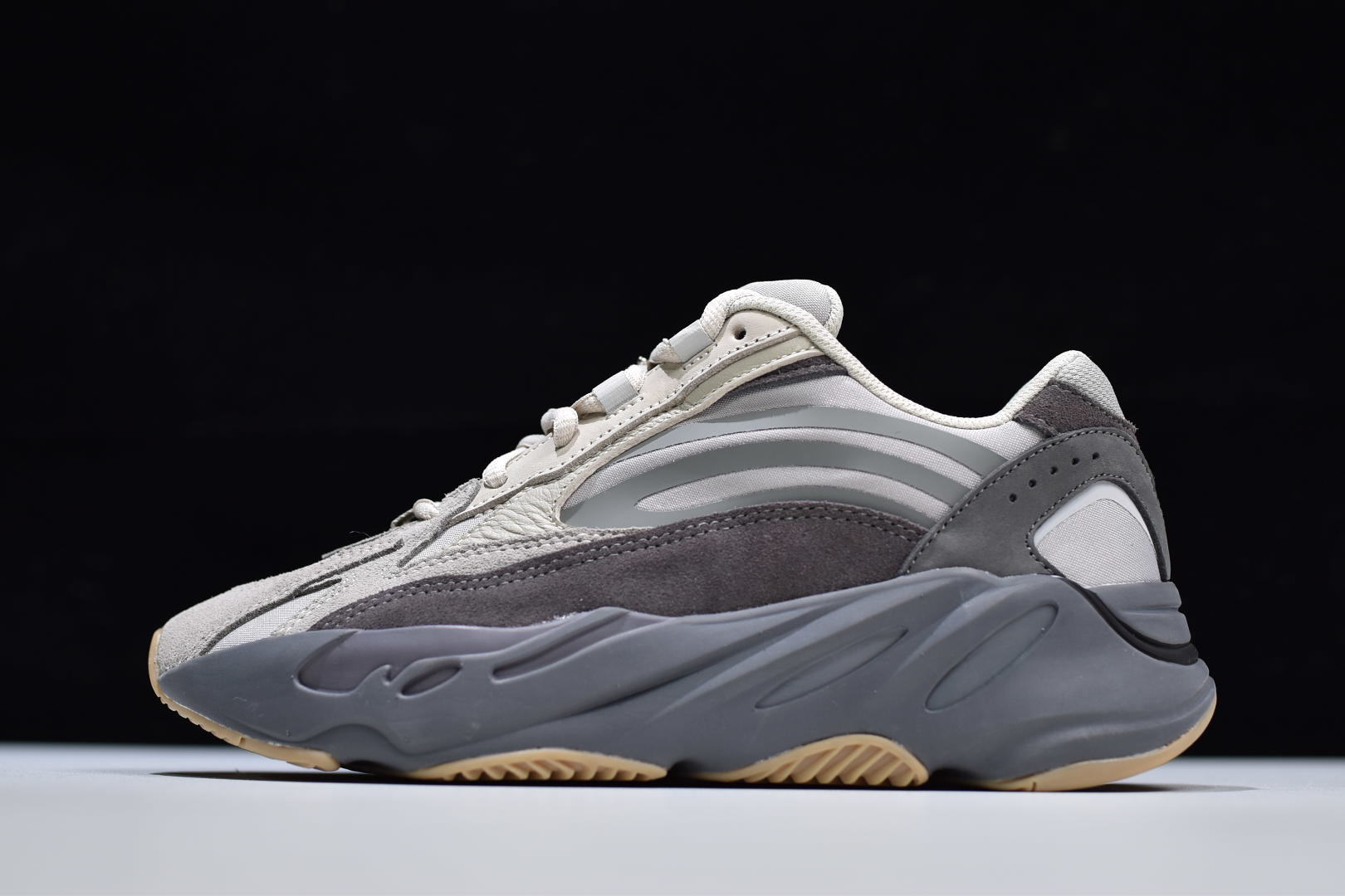 YEEZY 700 V2 “Tephra” 火山灰 FU7914