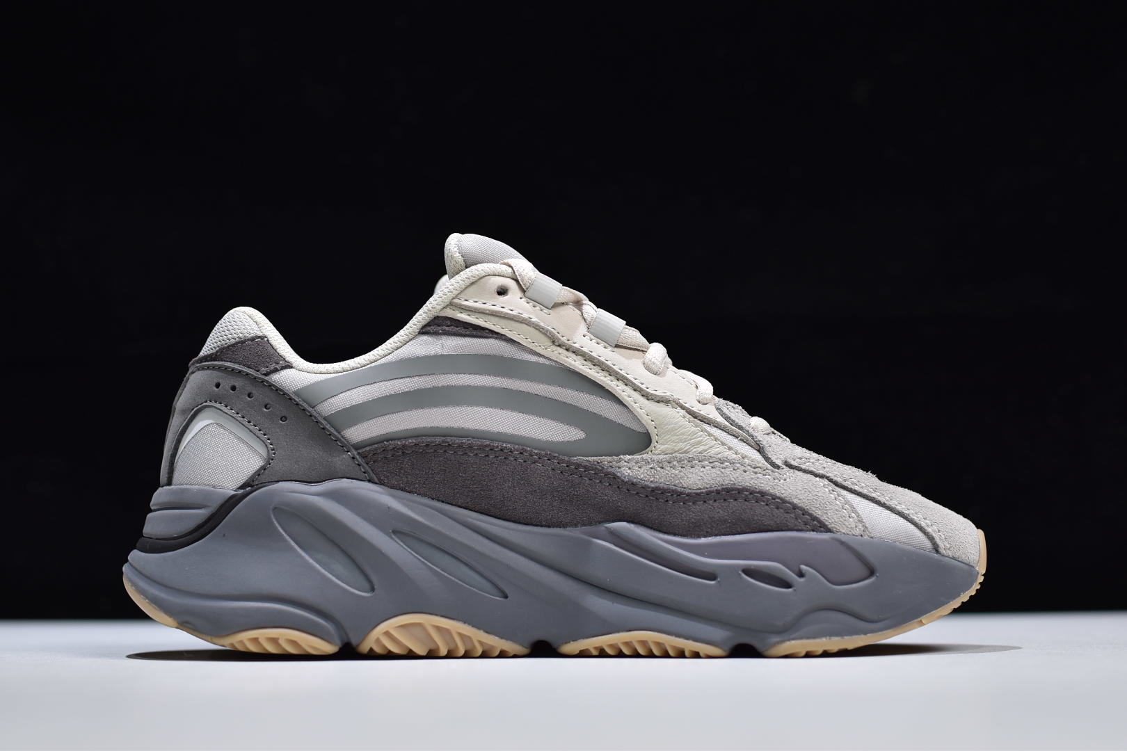 YEEZY 700 V2 “Tephra” 火山灰 FU7914