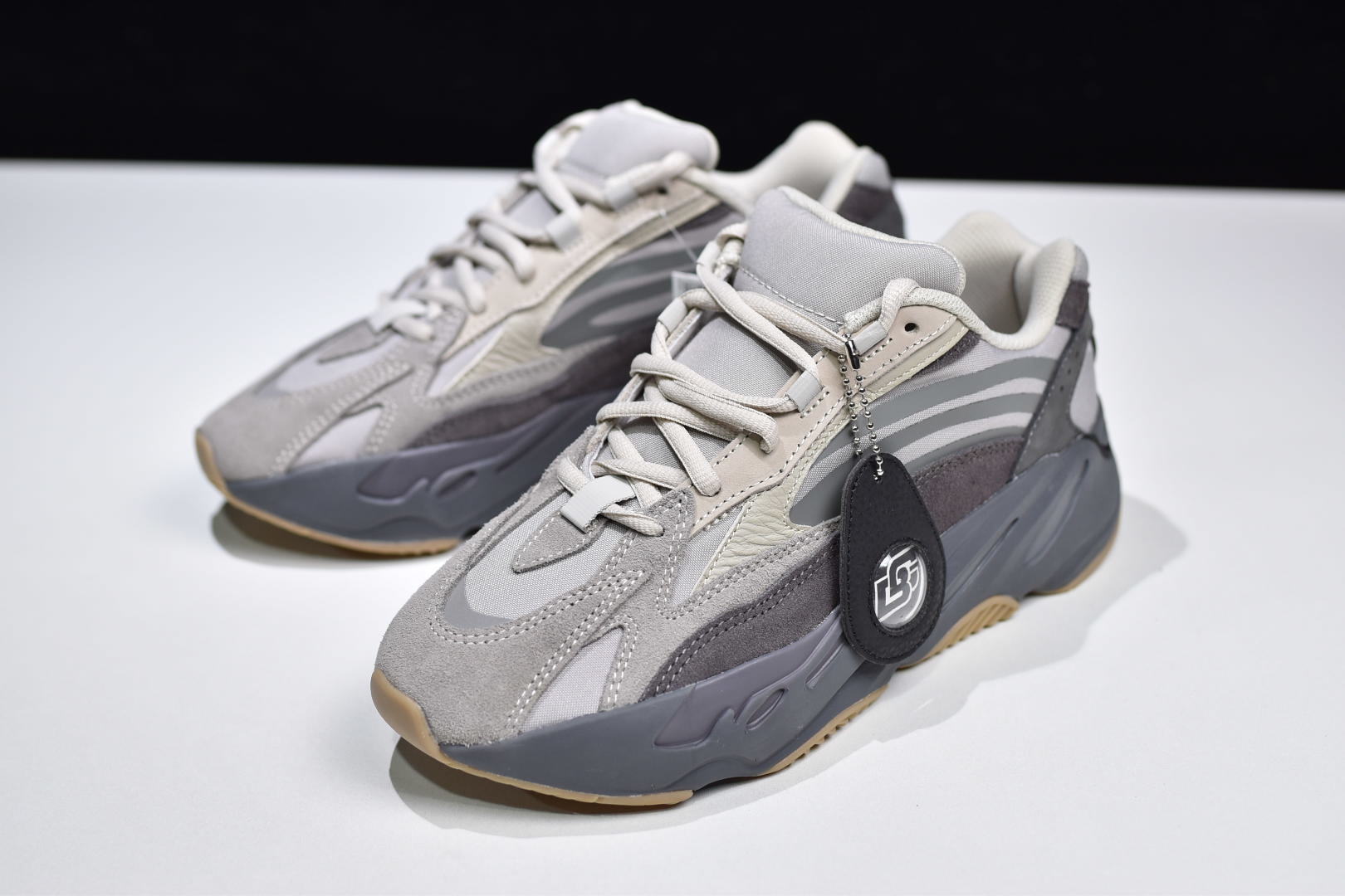 YEEZY 700 V2 “Tephra” 火山灰 FU7914