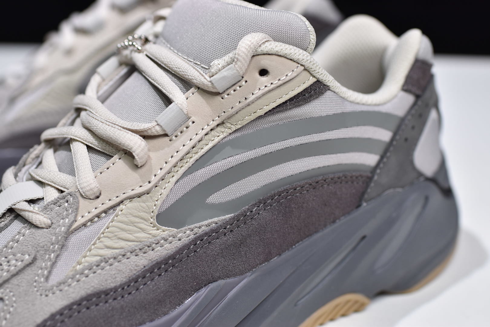 YEEZY 700 V2 “Tephra” 火山灰 FU7914